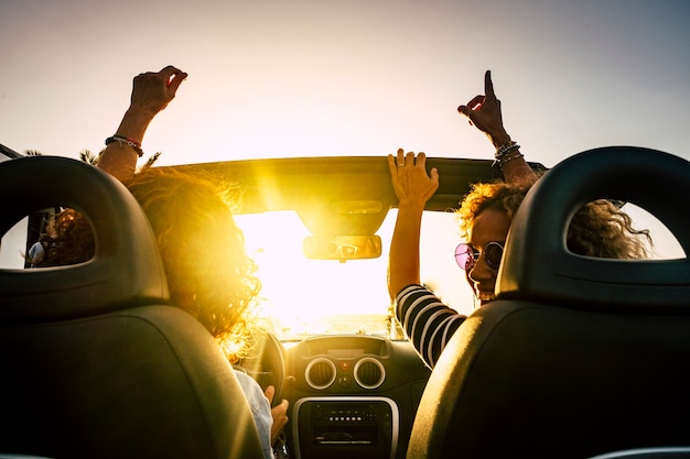 Foto le persone gioiscono e guidano felici e viaggiano per le vacanze estive e le attività per il tempo libero all'aria aperta con l'auto convertita che ride e balla come un matto