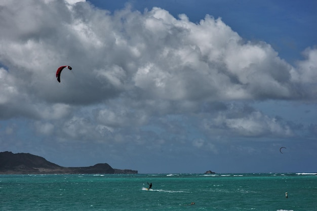 Foto persone che fanno kiteboard in mare