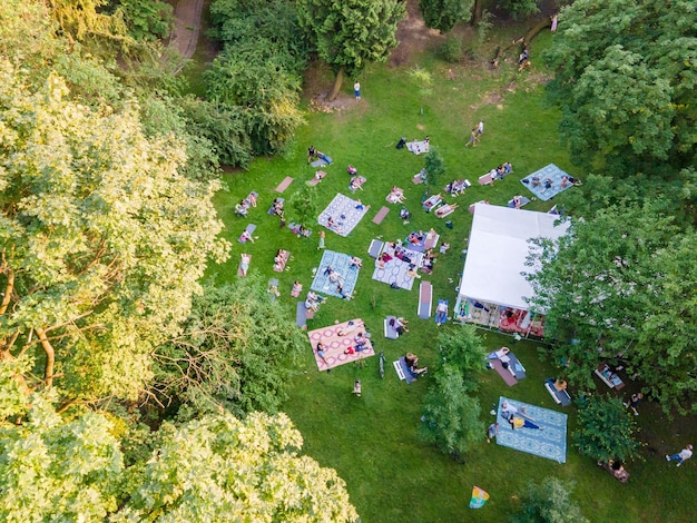 Persone che si sdraiano nel parco pubblico della città