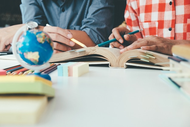 Foto persone, apprendimento, istruzione e concetto di scuola.