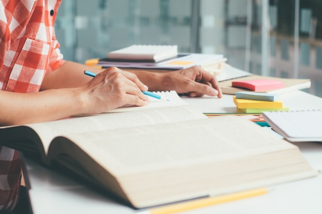 Foto persone, apprendimento, istruzione e concetto di scuola.