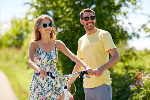 Photo people leisure and lifestyle concept happy young couple with bicycle at country