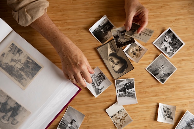 Foto persone che guardano oltre l'album delle foto