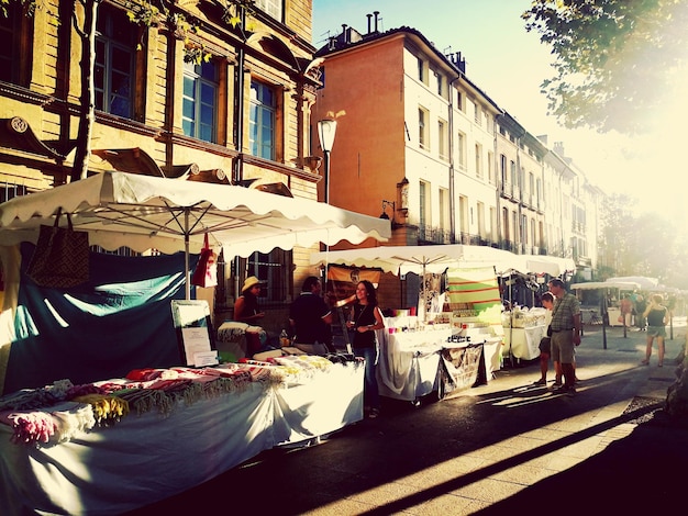 Photo people in market against buildings