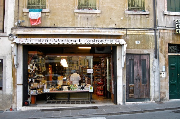 Foto persone al mercato in città