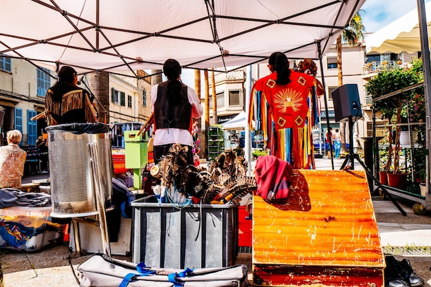 Foto persone al mercatino