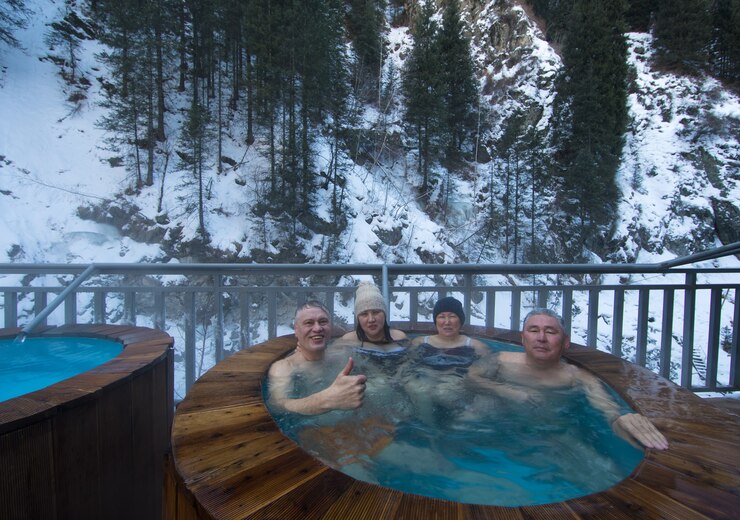 Photo people in a medicinal thermal pool in the mountains