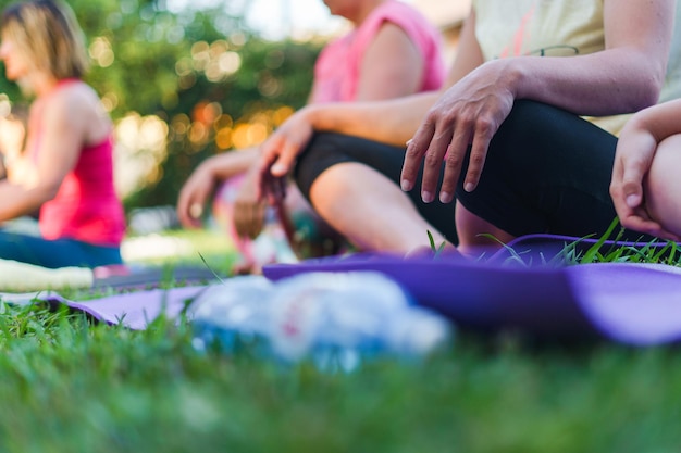 Photo people meditating while sitting in park