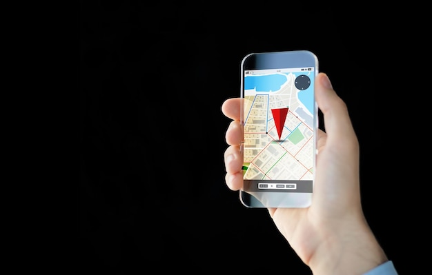 人、現代のテクノロジー、アプリケーション、ナビゲーションのコンセプト – 透明なスマートフォンを持ち、黒い背景にgpsとロードマップを画面に表示する男性の手の接写