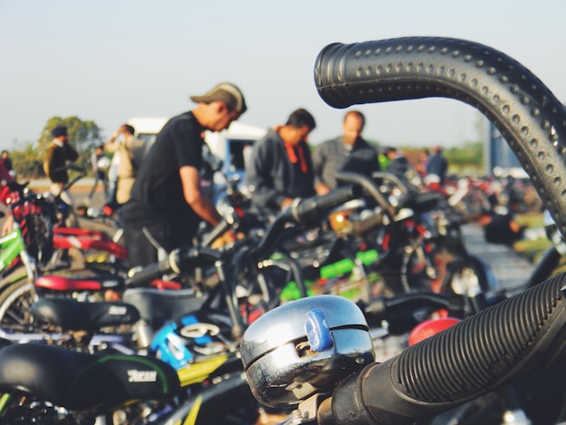 Photo people on motorcycle against sky