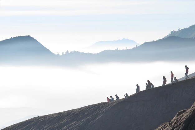 Photo people on mountain range against sky