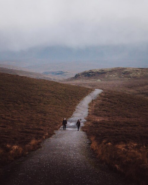 Photo people on mountain road against sky