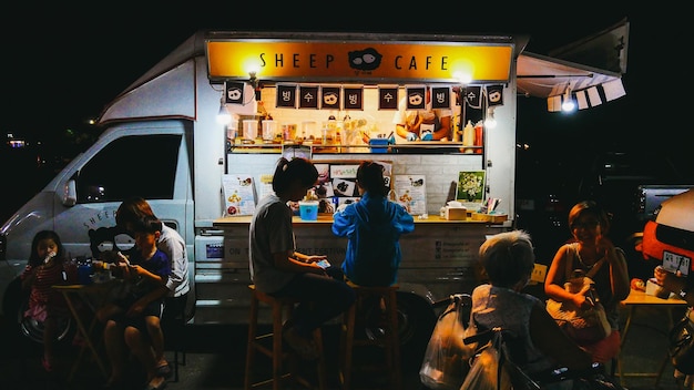 음악 콘서트 에 참석 하는 사람 들