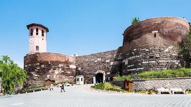 Photo people near gate to old ankara castle