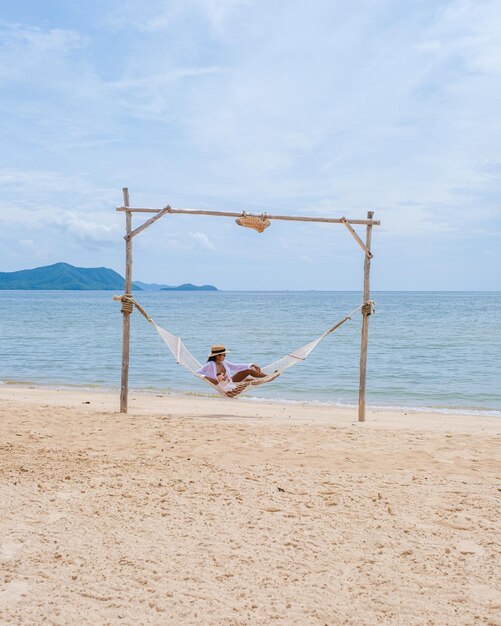 写真 空に照らされたビーチの人々