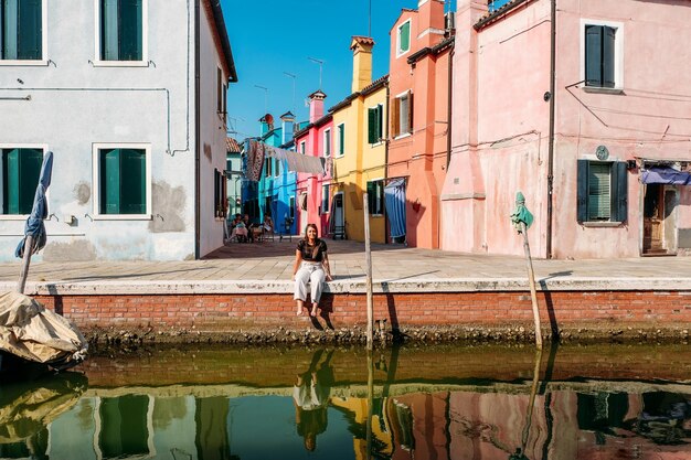 写真 都市の建物の近くの運河の人々