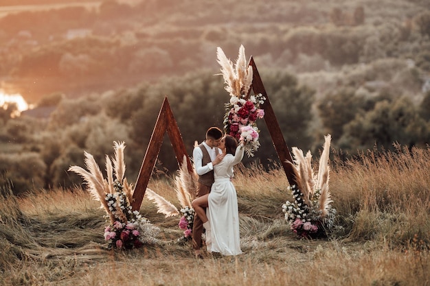 写真 前面に花を飾った畑の人々