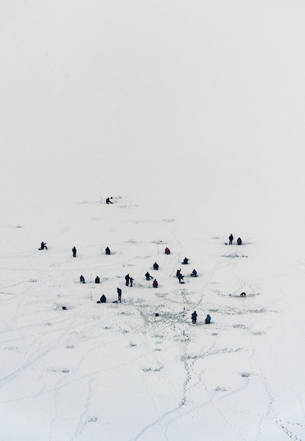 写真 雪に覆われた風景の人々