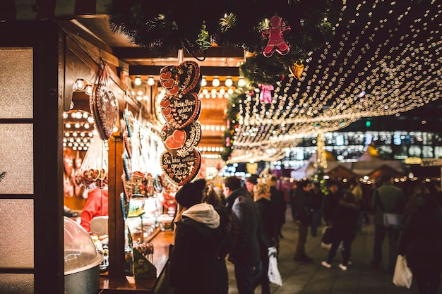 Фото Люди на улице ночью во время рождества