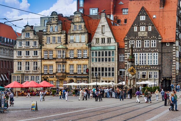 写真 街の建物のそばにいる人々