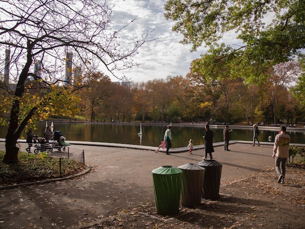 秋の公園にいる人々