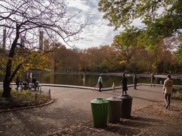 Foto persone nel parco durante l'autunno