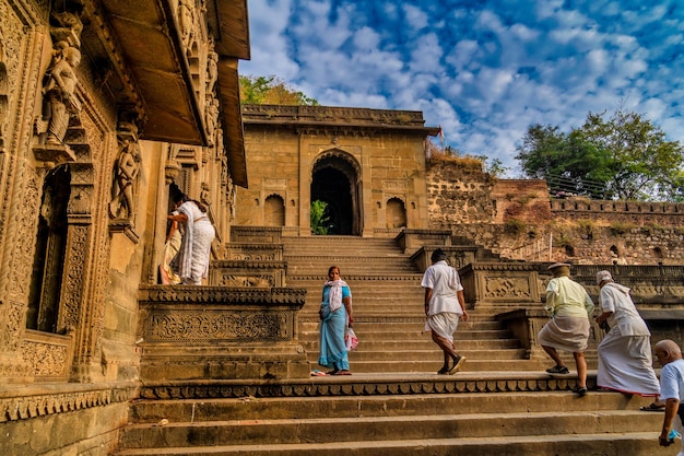 사람들은 Maheshwar Madhya Pradesh India의 신성한 강 Narmada에 있는 Maheshwar 요새와 사원에서 아침 예배를 수행합니다.