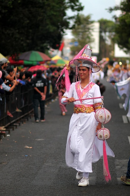 Photo people performing on street in city