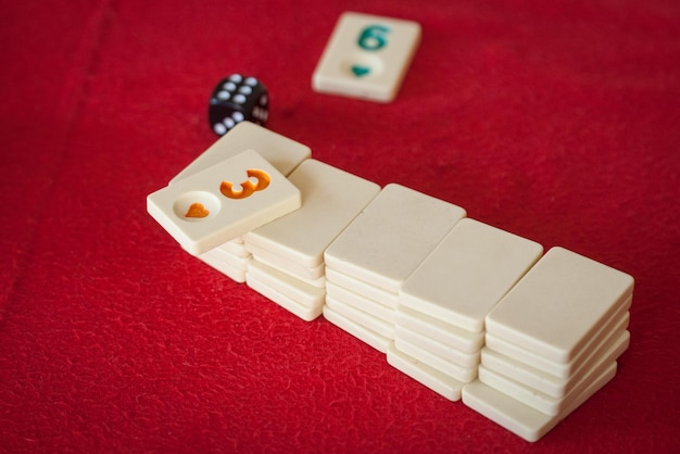 Foto le persone giocano al popolare gioco da tavolo logico rummikub