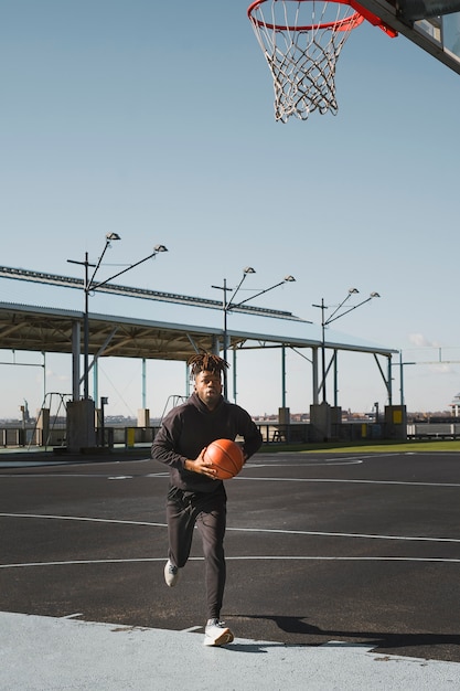 Photo people playing basketball