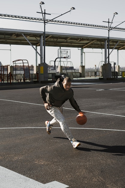 Persone che giocano a basket