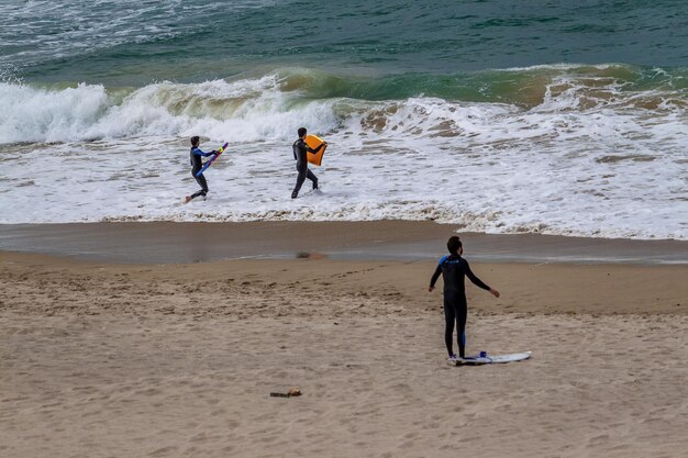 Photo people playing on beach