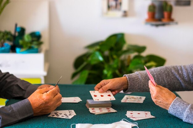 Foto persone che giocano a carte in casa