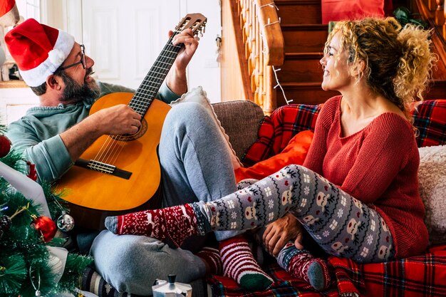 Photo people playing guitar on sofa