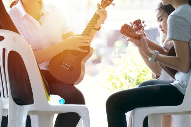 Photo people playing guitar