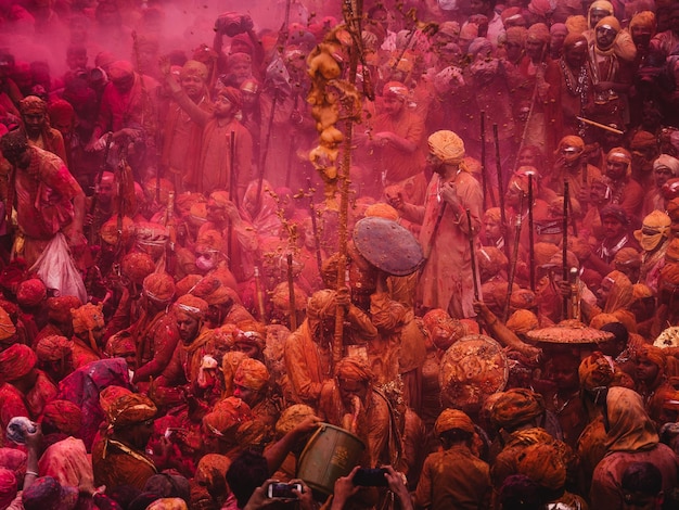 Photo people playing holi in city