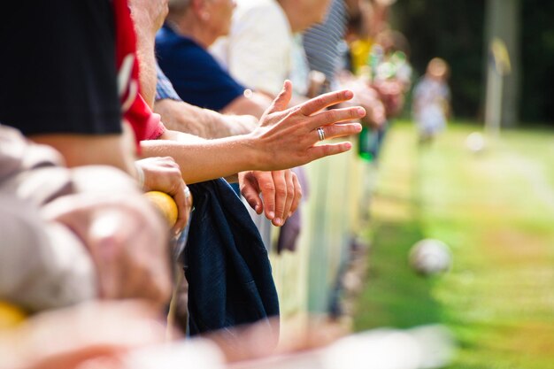 Persone che giocano all'aperto