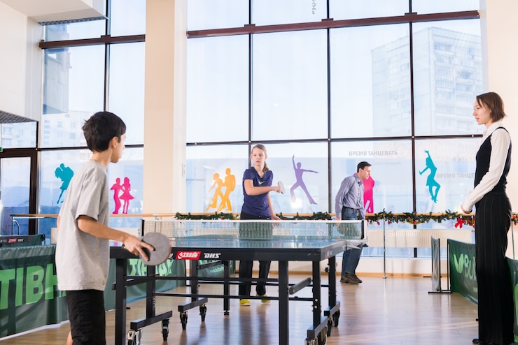 Photo people playing ping pong
