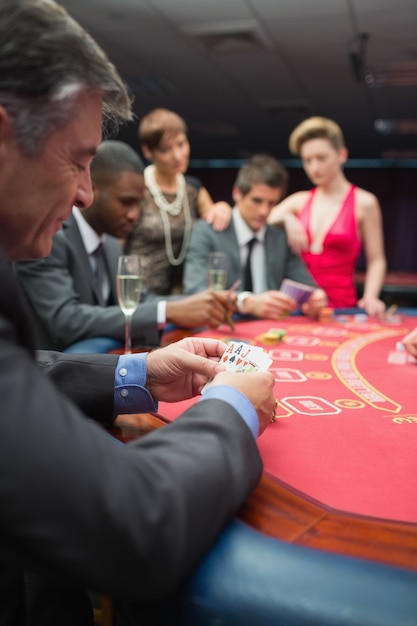 Foto persone che giocano al tavolo da poker