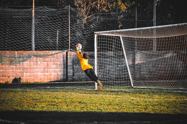 Foto gente che gioca a calcio