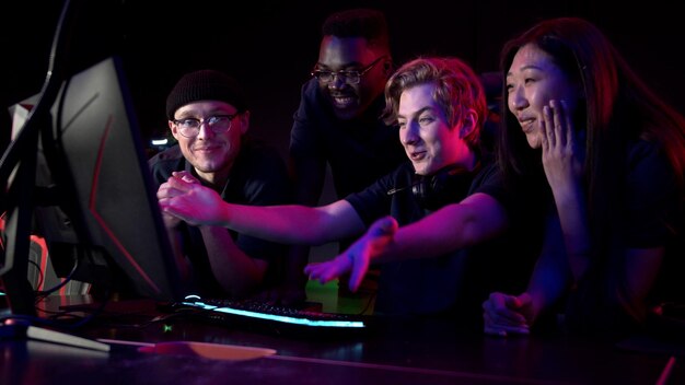 Photo people playing video game in darkroom