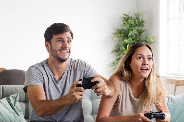 Persone che giocano a un videogioco inquadratura media