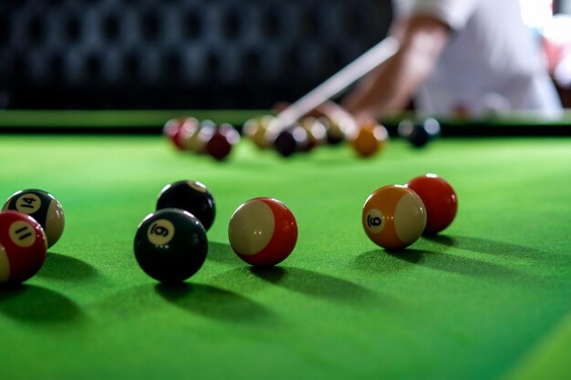 Photo people playing with ball on table