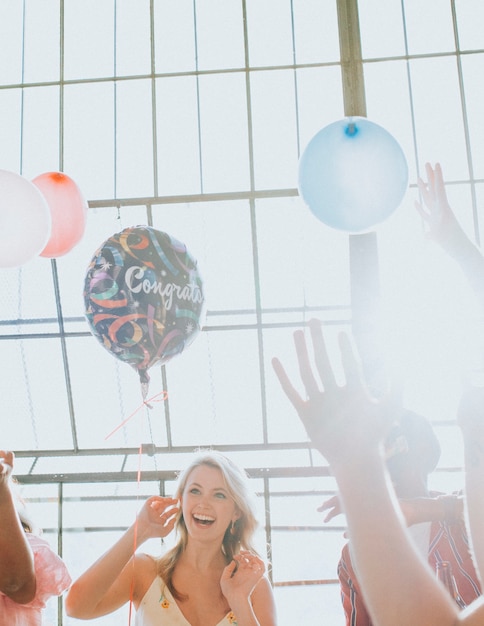 Foto persone che giocano con i palloncini a una festa