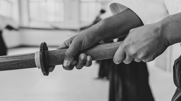 Foto persone che praticano l'aikido sullo sfondo di un dojo