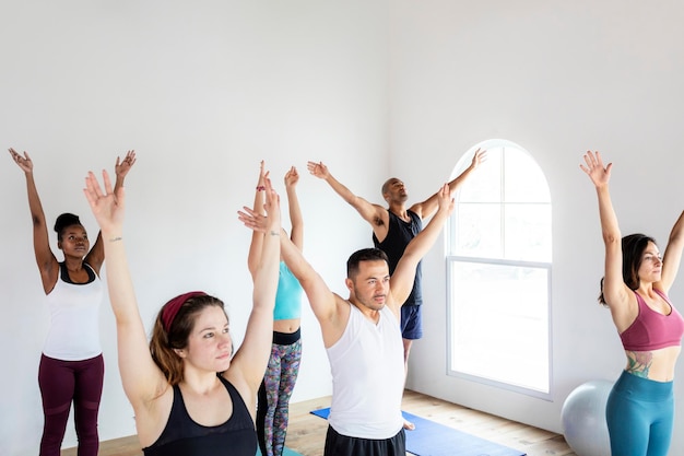 Persone che praticano yoga in uno studio