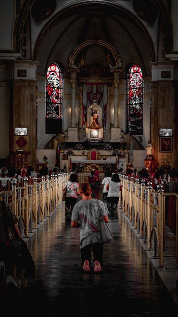 Foto gente che prega in chiesa