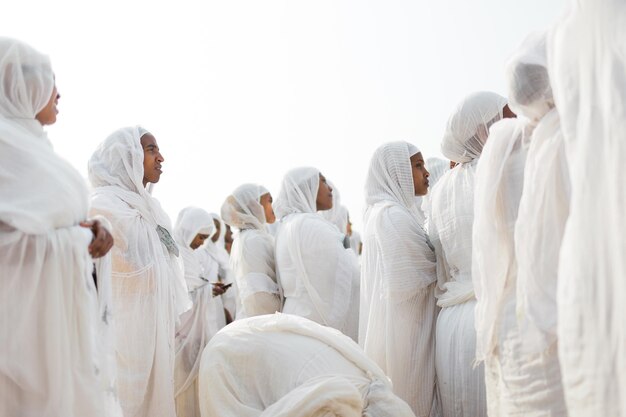 写真 空に向かって都市で祈っている人々