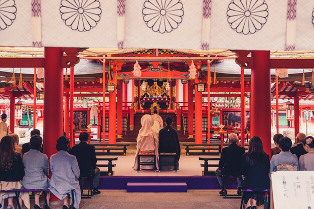 写真 寺院で祈っている人々