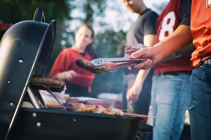 Photo people preparing food on barbecue grill